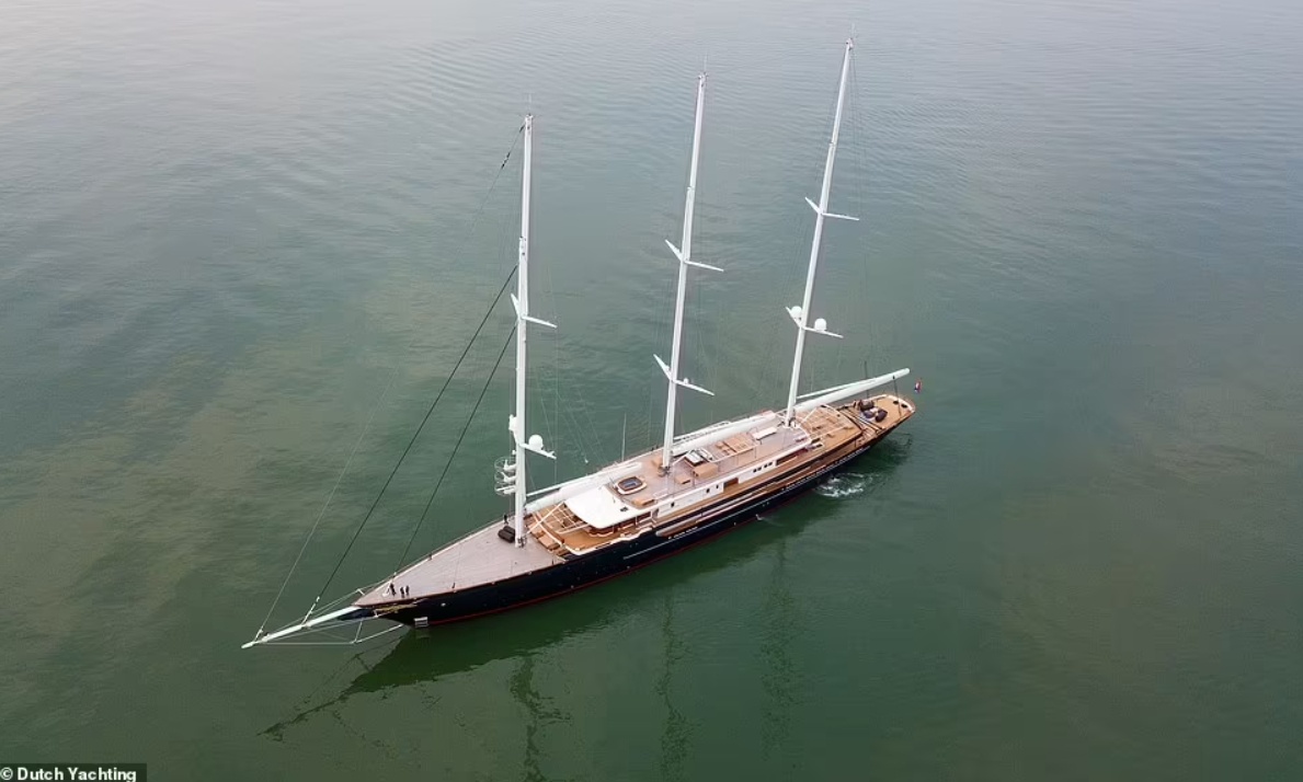 Du thuyền Koru gồm 3 boong, trong đó 1 boong có bể bơi. Du thuyền còn được trang bị tàu hỗ trợ dài 76m và sân đỗ trực thăng. Chiếc tàu hỗ trợ này sẽ chở theo những món “đồ chơi” xa xỉ như siêu xe, mô tô nước, xuồng cao tốc, tàu ngầm cá nhân. Ảnh - Dutch Yachting