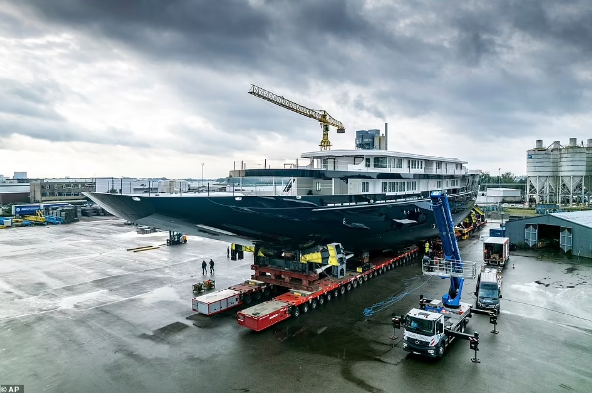 Du thuyền do nhà máy đóng tàu Oceanco - cơ sở chuyên đóng du thuyền cỡ lớn theo đơn đặt hàng trong suốt 30 năm qua tại Hà Lan, bắt đầu chế tạo từ năm 2018. Công ty Oceanco từng đóng những chiếc du thuyền cỡ lớn có chiều dài lên tới 160m. Ảnh - AP