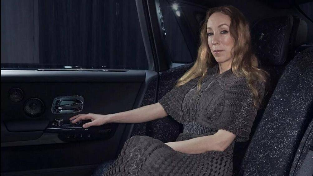 Mùi hương riêng của chiếc Phantom Syntopia pha trộn giữa hoa diên vĩ, gỗ tuyết tùng, mùi da thuộc, mùi chanh nhẹ và hoa hồng Patagonia