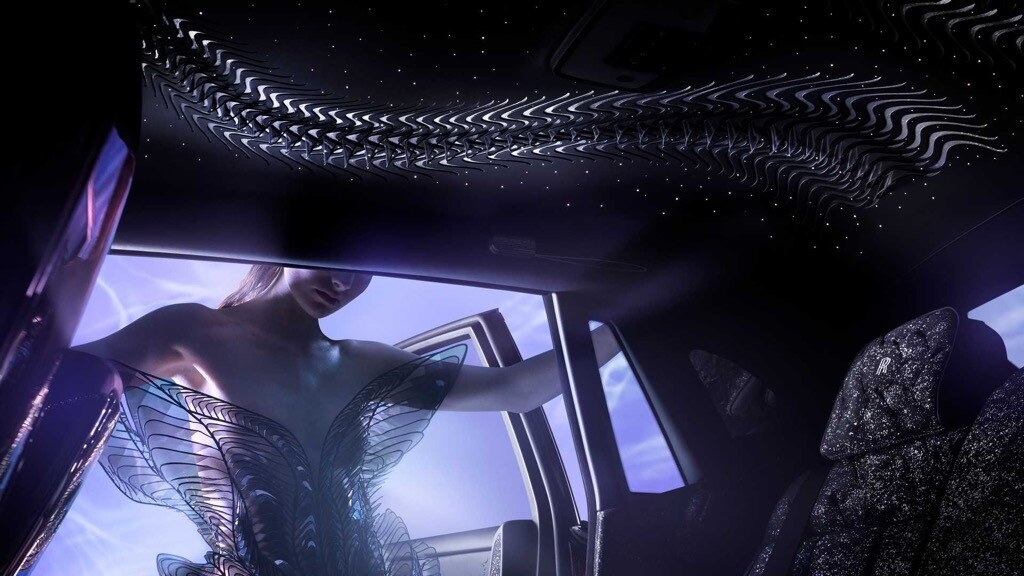 Bên cạnh đó, hãng Rolls-Royce còn dùng lụa nilon để tạo ra họa tiết 162 cánh hoa trên trần xe