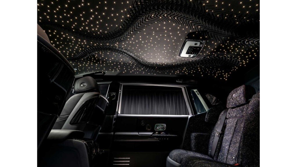 Hàng ghế trước được bọc da, hàng ghế sau được bọc bằng nỉ pha lụa, lấy cảm hứng từ sự phản chiếu của ánh sáng xuống mặt nước vào buổi đêm