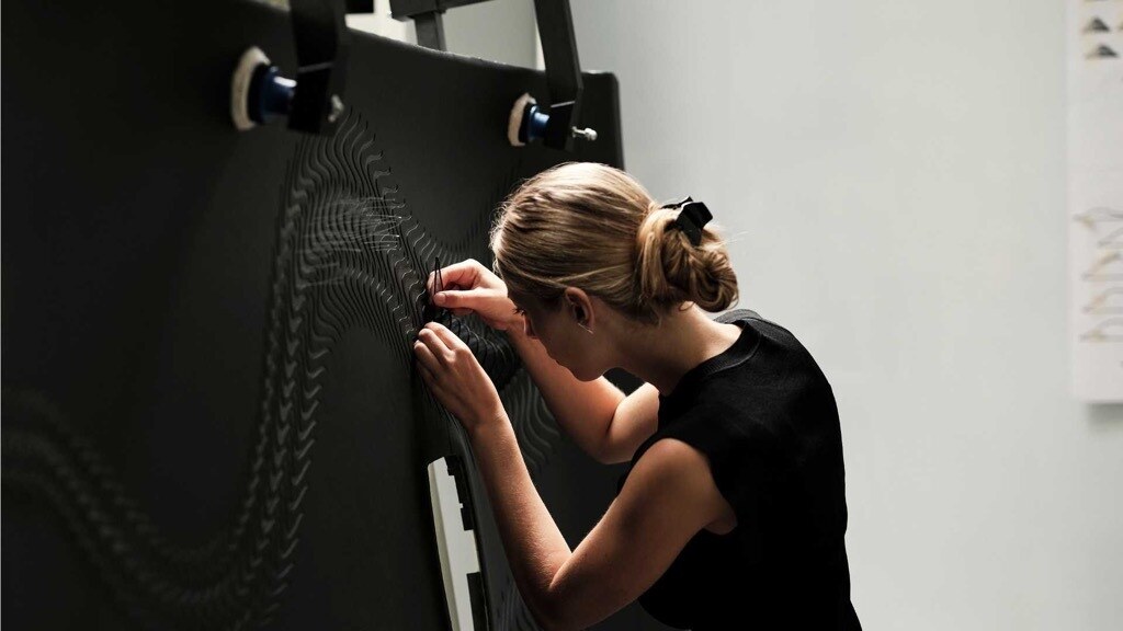 Phantom Syntopia tập trung vào vẻ đẹp của chuyển động dòng chảy trên các vật liệu nguyên khối