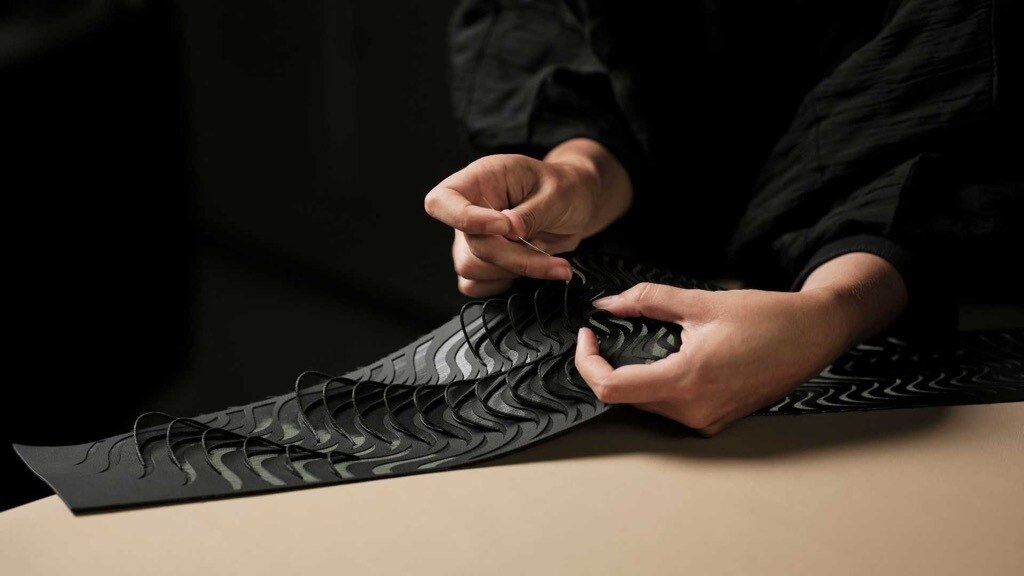 Phần trần xe phải mất hơn 700 tiếng để đính các sợi quang học, tạo thành bầu trời sao đặc trưng của xe Rolls-Royce