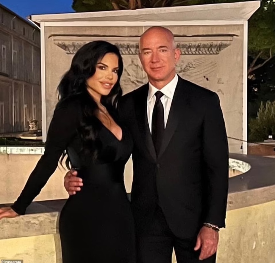 Du thuyền có chi phí vận hành lên tới 25 triệu USD mỗi năm và sẽ sớm gia nhập bộ sưu tập siêu du thuyền, trực thăng, máy bay của ông Bezos và bạn gái Lauren Sanchez sau khi được bàn giao cho tỷ phú Mỹ trong vài tháng tới. Ảnh - Instagram