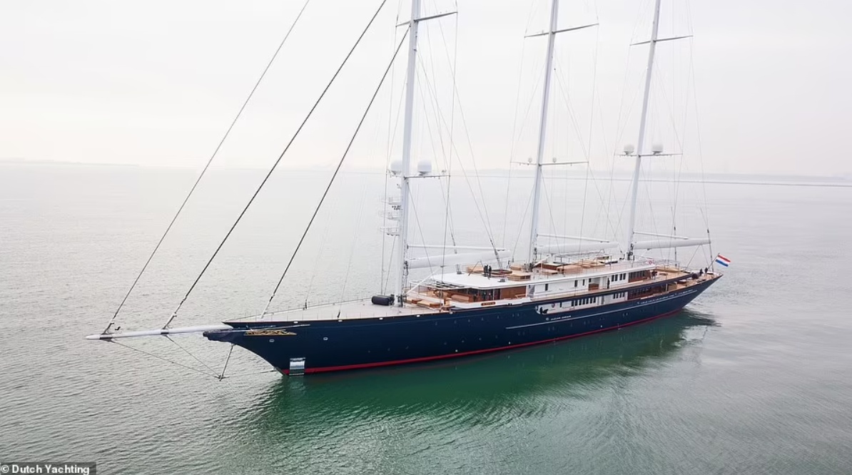 Mới đây, tổ chức Dutch Yachting đã đăng tải video cho thấy siêu du thuyền trị giá 500 triệu USD của Giám đốc điều hành tập đoàn Amazon - tỷ phú Jeff Bezos xuất hiện tại Biển Bắc thuộc Đại Tây Dương. Ảnh - Dutch Yachting