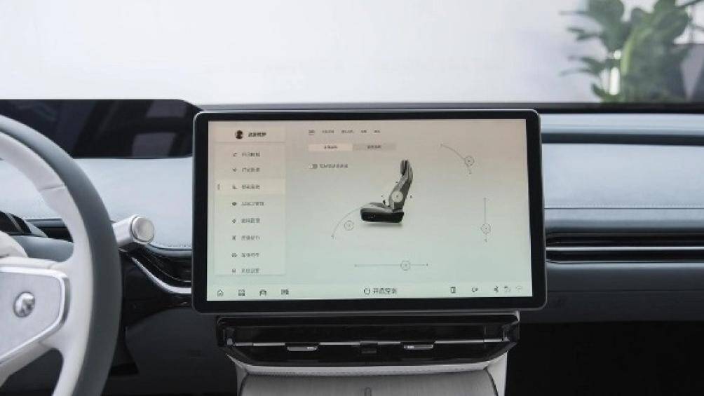 Xe cũng có sẵn 3 cảm biến LiDAR, camera trên nóc và nhiều camera, radar và cảm biến hồng ngoại khác nhau ở cản trước, gương hậu...