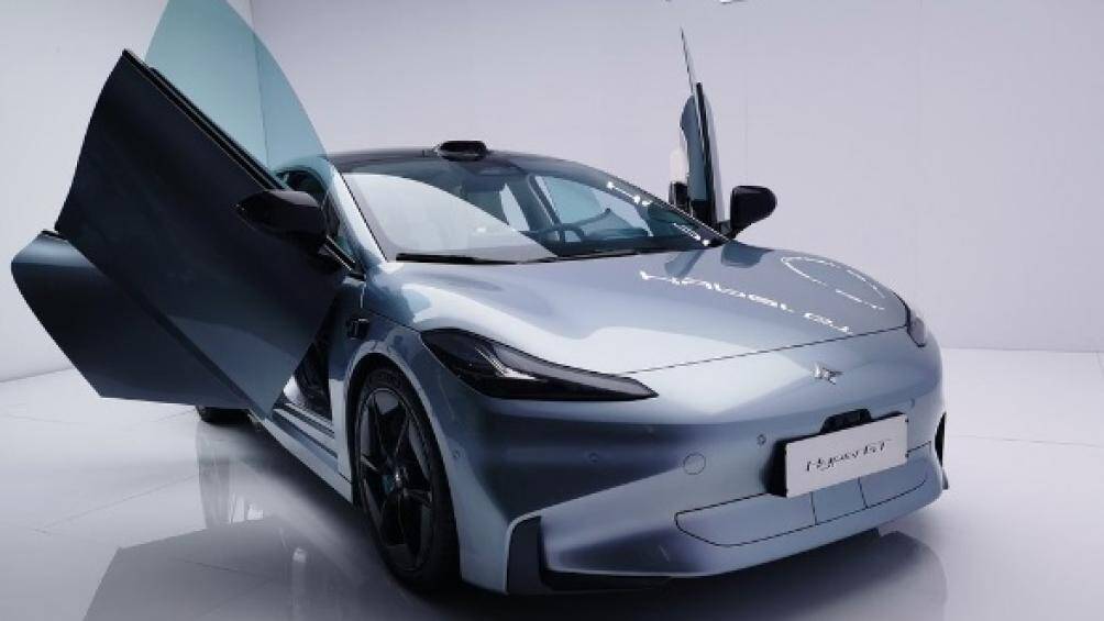 Đặc biệt, mẫu ô tô Trung Quốc này còn được trang bị cửa trước mở dạng cắt kéo theo phong cách siêu xe Lamborghini