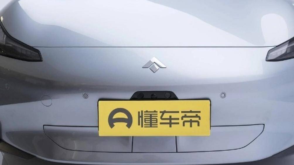 Trên đầu, GAC Aion Hyper GT được trang bị đèn pha vuốt về phía sau. Hốc gió trung tâm có thể đóng/mở trên cản trước