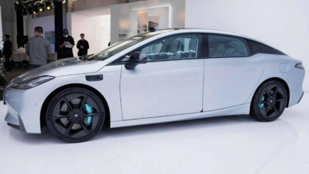 Trong khi đó, cửa sau của xe được thiết kế mở thông thường, cả hai cửa đều đi kèm tay nắm chìm vào thân xe