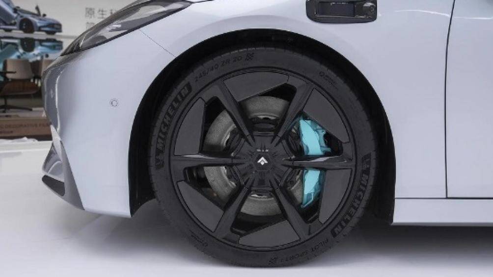 Điểm nhấn tiếp theo của GAC Aion Hyper GT là bộ vành hợp kim 5 chấu đen bóng kích thước 20 inch, cùm phanh màu xanh dương nổi bật