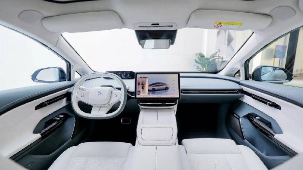 Bên trong, xe được trang bị vô lăng 3 chấu, màn hình cảm ứng trung tâm cỡ lớn đặt nằm ngang, bảng đồng hồ kỹ thuật số mỏng nằm sát kính lái