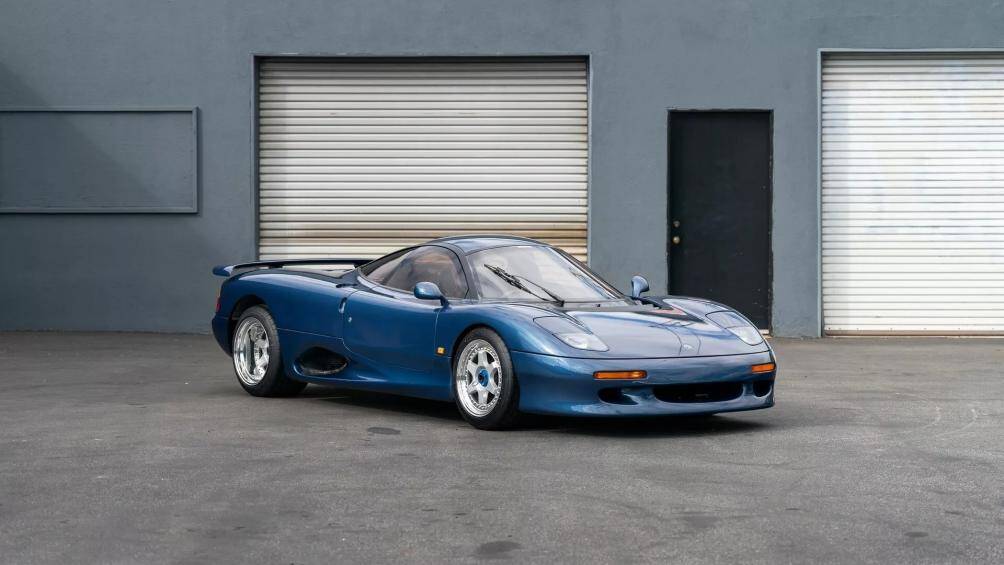 Xe thể thao hàng hiếm Jaguar XJR-15 đời 1991 sắp được bán đấu giá bởi công ty Sotheby (Mỹ) với mức giá khởi điểm từ 1,2 triệu USD. Xe có số ODO chỉ 246 km