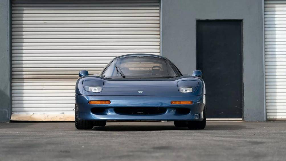 Thân xe được thiết kế bởi Peter Stevens, được làm từ hỗn hợp giữa sợi carbon và Kevlar