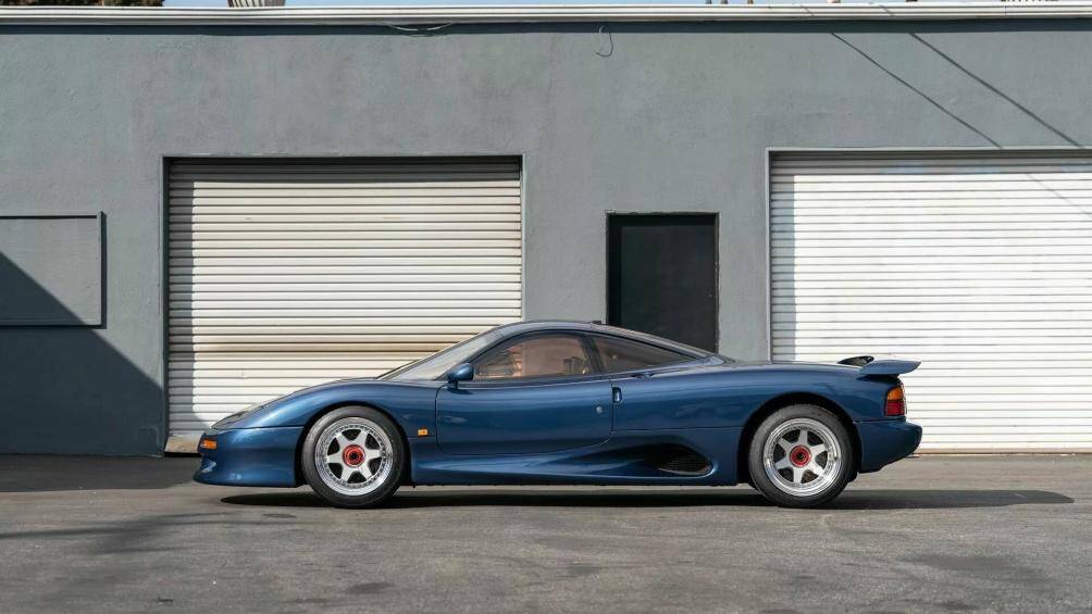 Chiếc Jaguar XJR-15 đời 1991 này có lớp sơn ngoại thất màu xanh Mauritius Blue Metallic