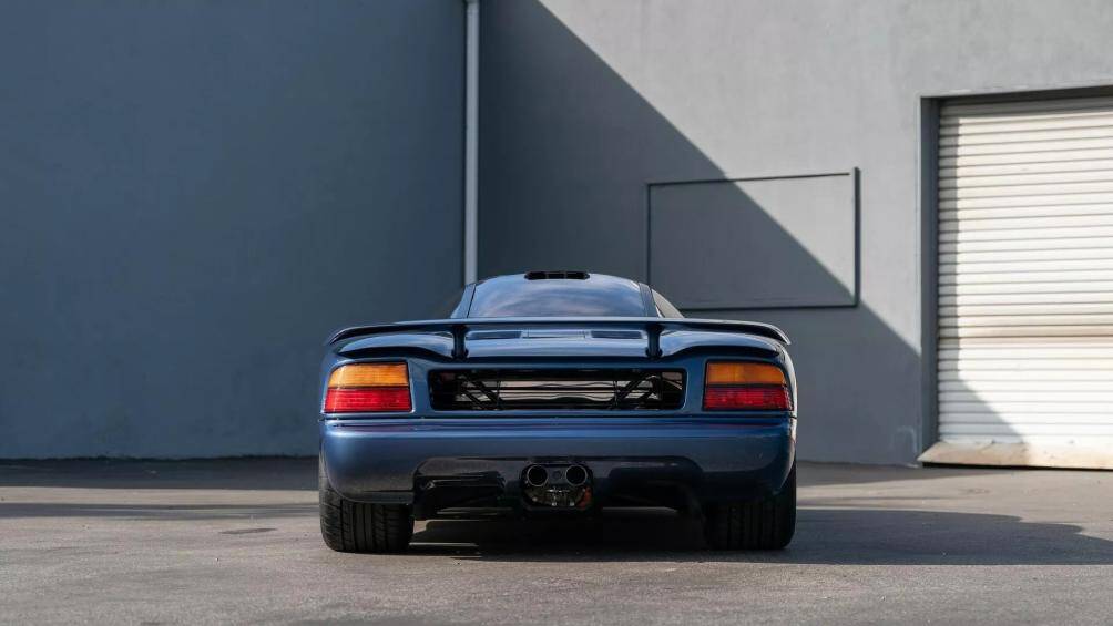 Hệ thống treo XJR-9 xương đòn được gia cố, bộ giảm chấn lò xo thanh đẩy ngang ở phía trước và lò xo cuộn ở phía sau