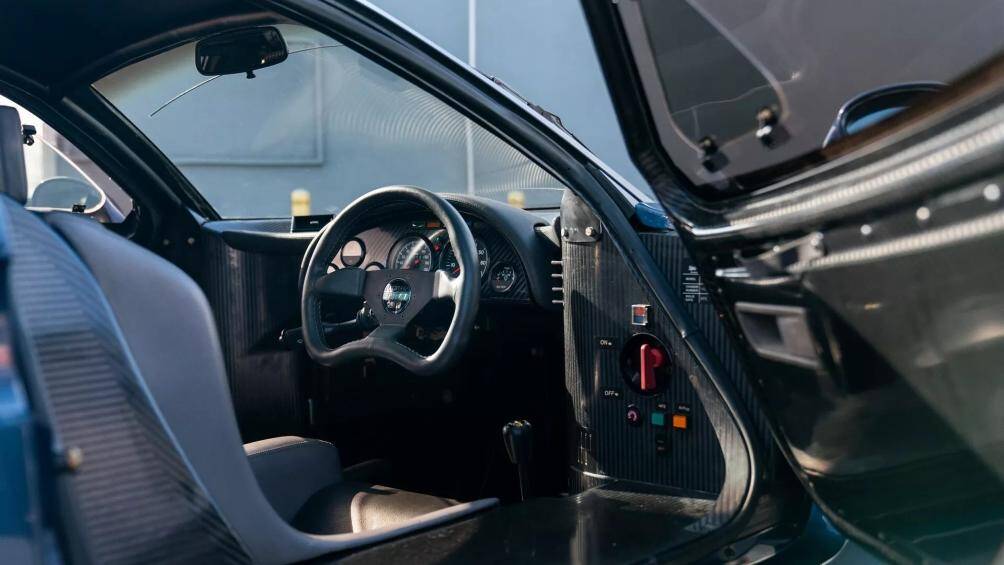 Sức mạnh đến từ động cơ V-12, dung tích 6.0 lít của Jaguar, hoàn toàn bằng nhôm, dry-sump cho công suất lên tới 450 mã lực