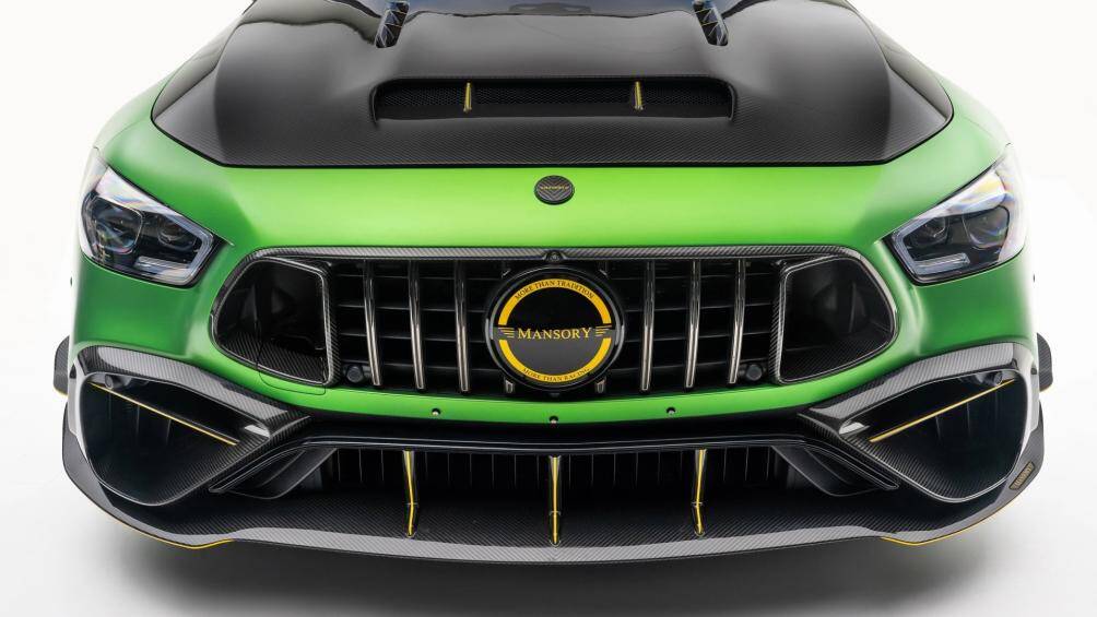 Bên cạnh đó, lưới tản nhiệt Panamericana và phần đuôi xe được tinh chỉnh thiết kế và sử dụng chất liệu sợi carbon