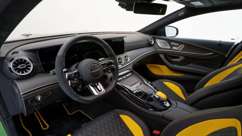 Nội thất của xe có nhiều thay đổi và các chi tiết được làm từ chất liệu cao cấp như ốp gỗ, da Nappa, chần bông, carbon...