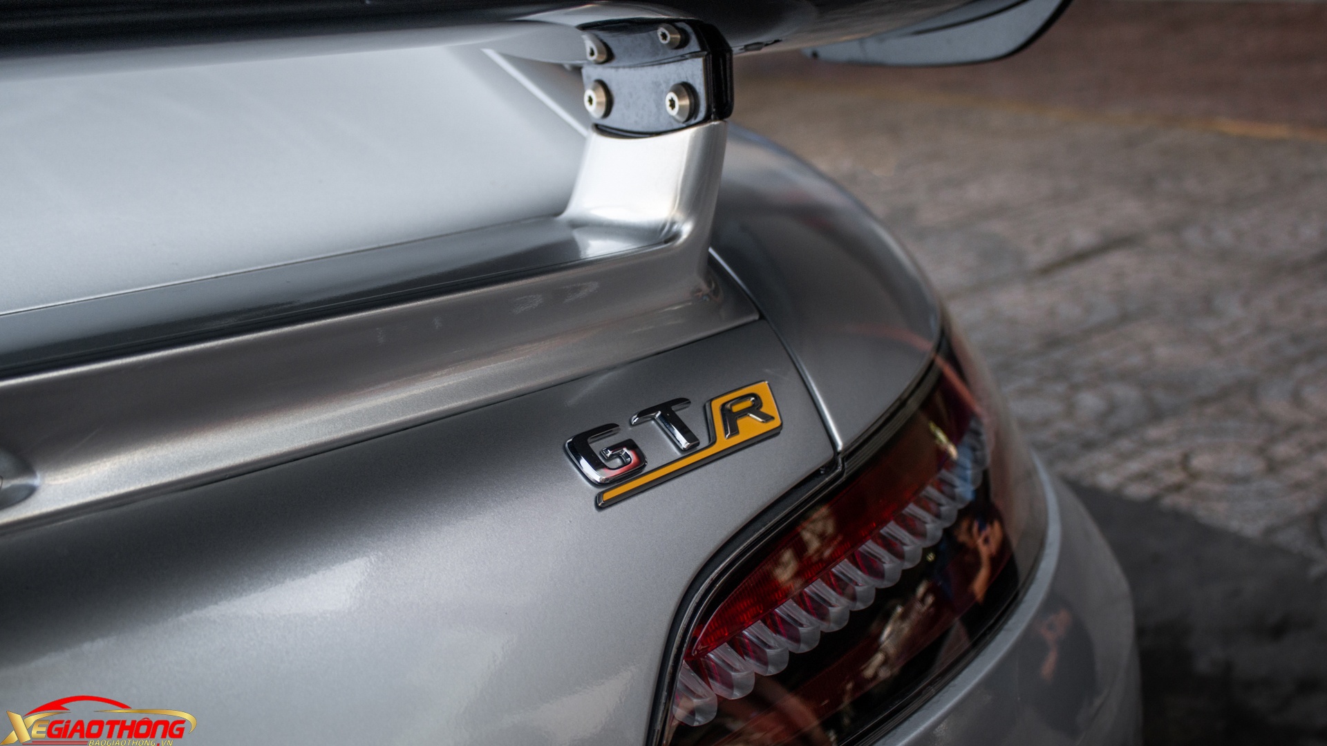 Hệ thống cánh chia gió phía sau xe sẽ tự động nghiêng xuống 40 mm khi chạy chế độ Race ở tốc độ trên 80 km/h và tăng thêm 40 kg lực nén khi ở vận tốc khoảng 250 km/h