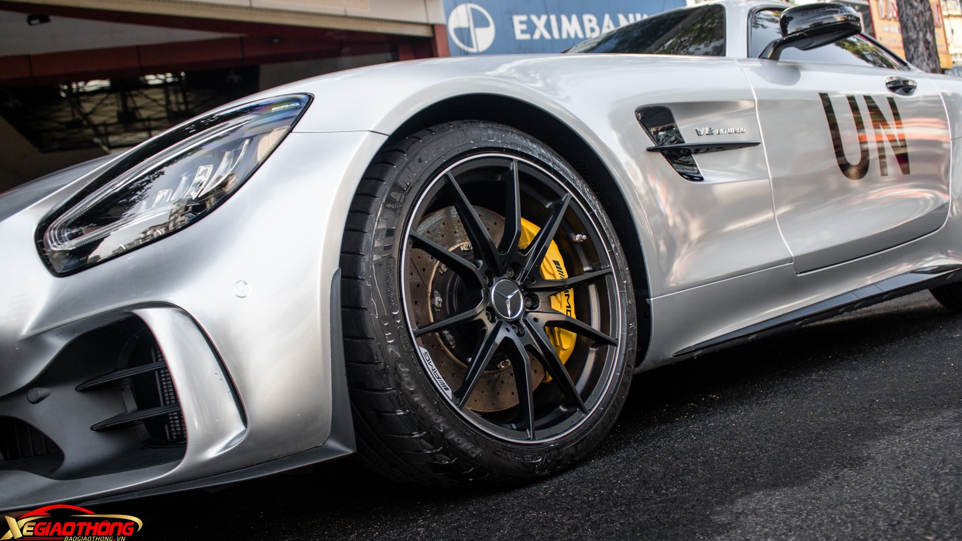 Hai bên hông xe nổi bật với bộ mâm có kích thước 19 inch ở phía trước và 20 inch ở bánh sau, đi kèm hệ thống phanh hiệu suất cao. Cùm phanh màu vàng cam tạo nên sự tương phản