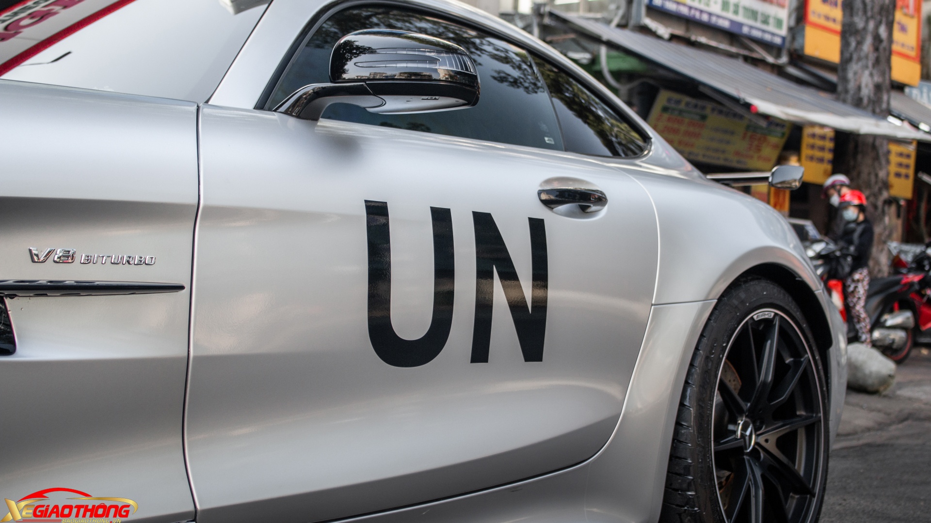 Đây là 1 trong 2 chiếc AMG GT R sở hữu màu sơn hàng “thửa” này tại Việt Nam. Khi về tay chủ nhân, xe đã được chuyển sang màu xám bạc bằng phương pháp dán decal và kèm theo đó là ký hiệu UN, có trên hầu hết những mẫu xe mà ông Vũ hiện sở hữu