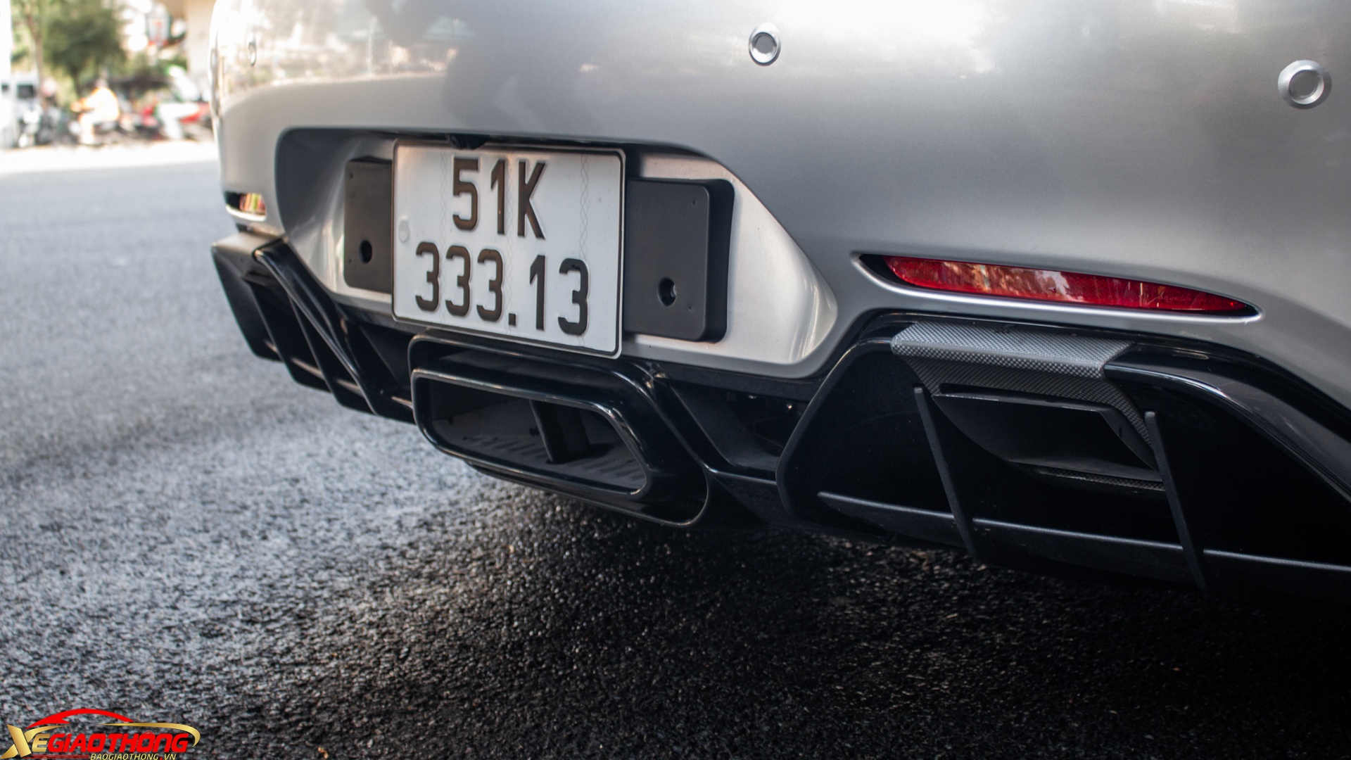 Phần gầm xe được trang bị bộ khuếch tán gió cỡ lớn làm từ sợi carbon. AMG GT R sở hữu cụm ống xả lớn ở trung tâm. Xe cũng có một cặp ống xả phụ đặt tại hai bên hông bộ khuếch tán