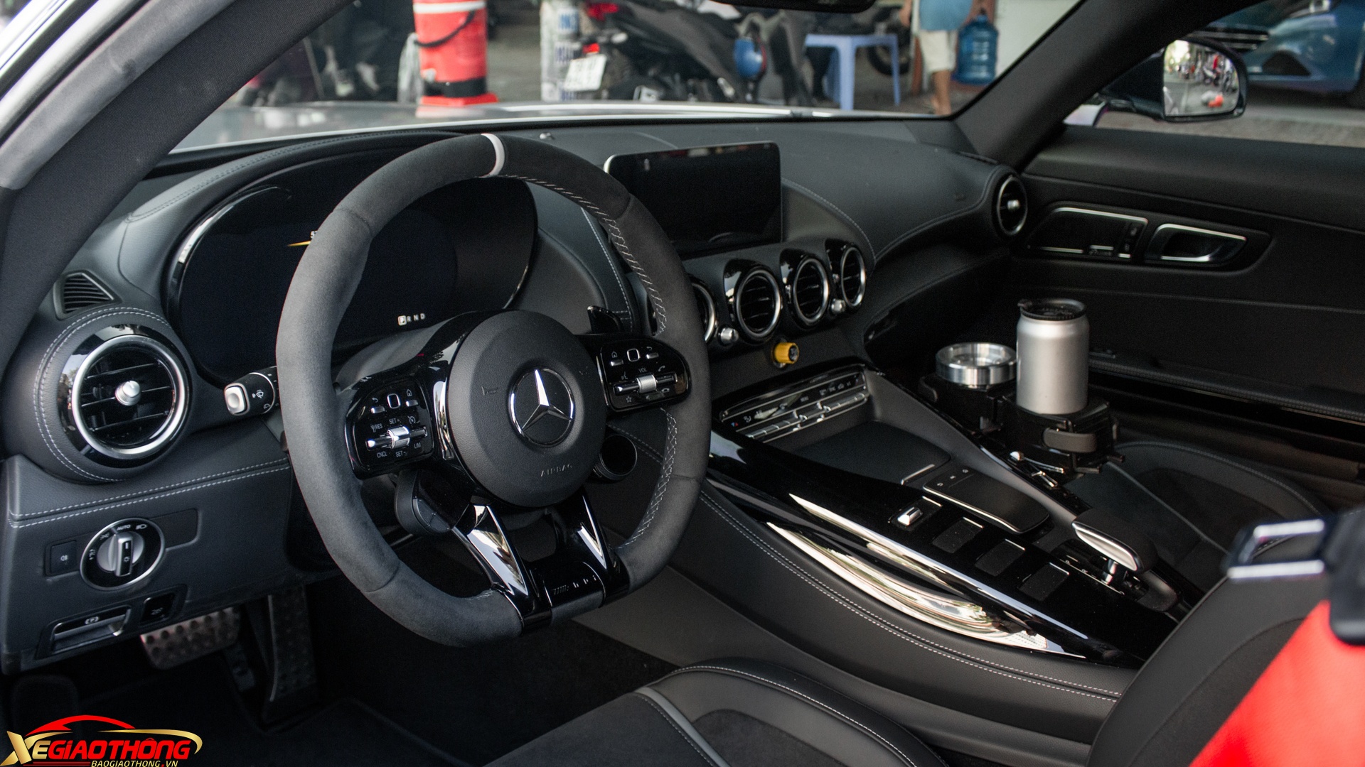 Nội thất Mercedes-AMG GT R được thiết kế có phần đơn giản nhưng đủ sang trọng với ghế ngồi thể thao bọc da Nappa chỉnh cơ khối lượng nhẹ, vô lăng AMG bọc sợi Dinamica tích hợp cụm điều khiển chế độ lái AMG, các nút bấm ở bệ trung tâm dạng cảm ứng với đèn nền đồ họa tạo chiều sâu