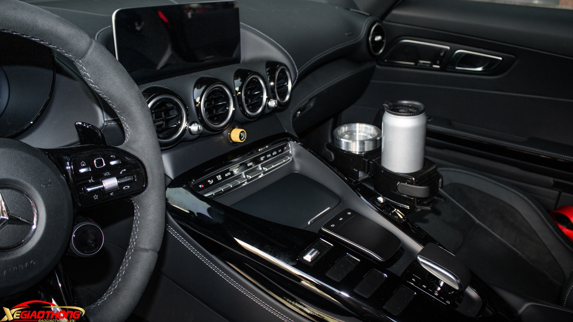 Xe vẫn chưa có hệ điều hành MBUX, cửa gió tua-bin mới mà chỉ sử dụng hệ thống giải trí COMAND Online với màn hình 10,25 inch có trackpad thiết kế mới, hỗ trợ kết nối Apple CarPlay/Android Auto