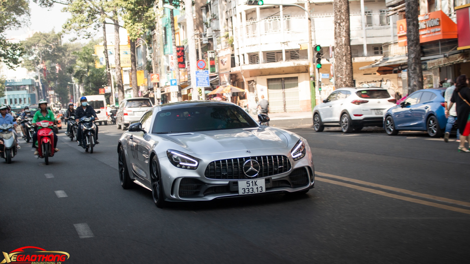 Ngày 5/3 vừa qua, ông Đặng Lê Nguyên Vũ đích thân cầm lái chiếc Mercedes-AMG GT R trong bộ sưu tập ô tô giá nghìn tỷ trên một tuyến phố trung tâm TP.HCM. Được biết, dù đã về tay chủ nhân từ tháng 6/2022 nhưng đây mới là lần đầu mẫu xe Đức lăn bánh trên đường phố