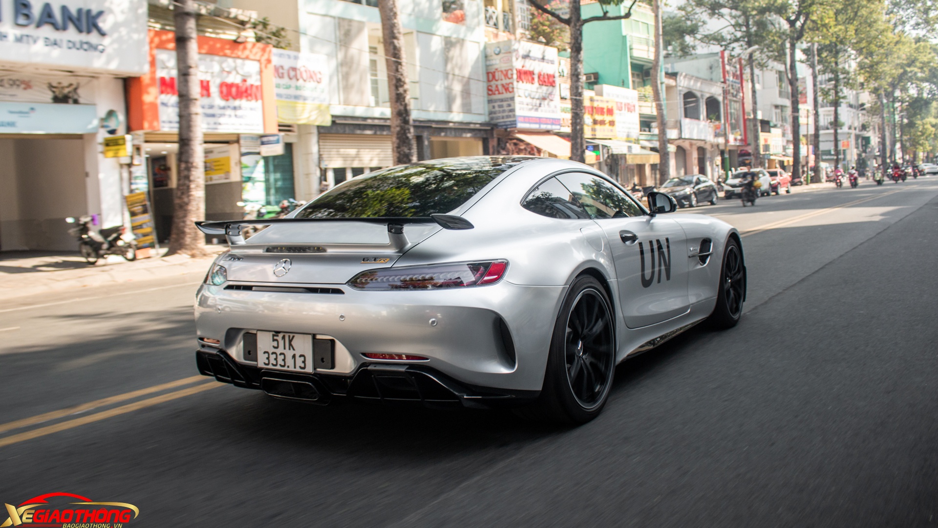 Vì là một chiếc xe đua đường phố, các trang bị an toàn trên Mercedes AMG GT R còn có thêm công nghệ phục vụ cho việc đua. Bao gồm hệ thống treo AMG Drive Control, hệ thống lái trợ lực điện AMG, khóa vi sai chống trượt cho AMG, điều khiển lực kéo 9 cấp độ AMG Traction Control... cùng với đó là cánh chia gió chủ động nằm ở cản sau