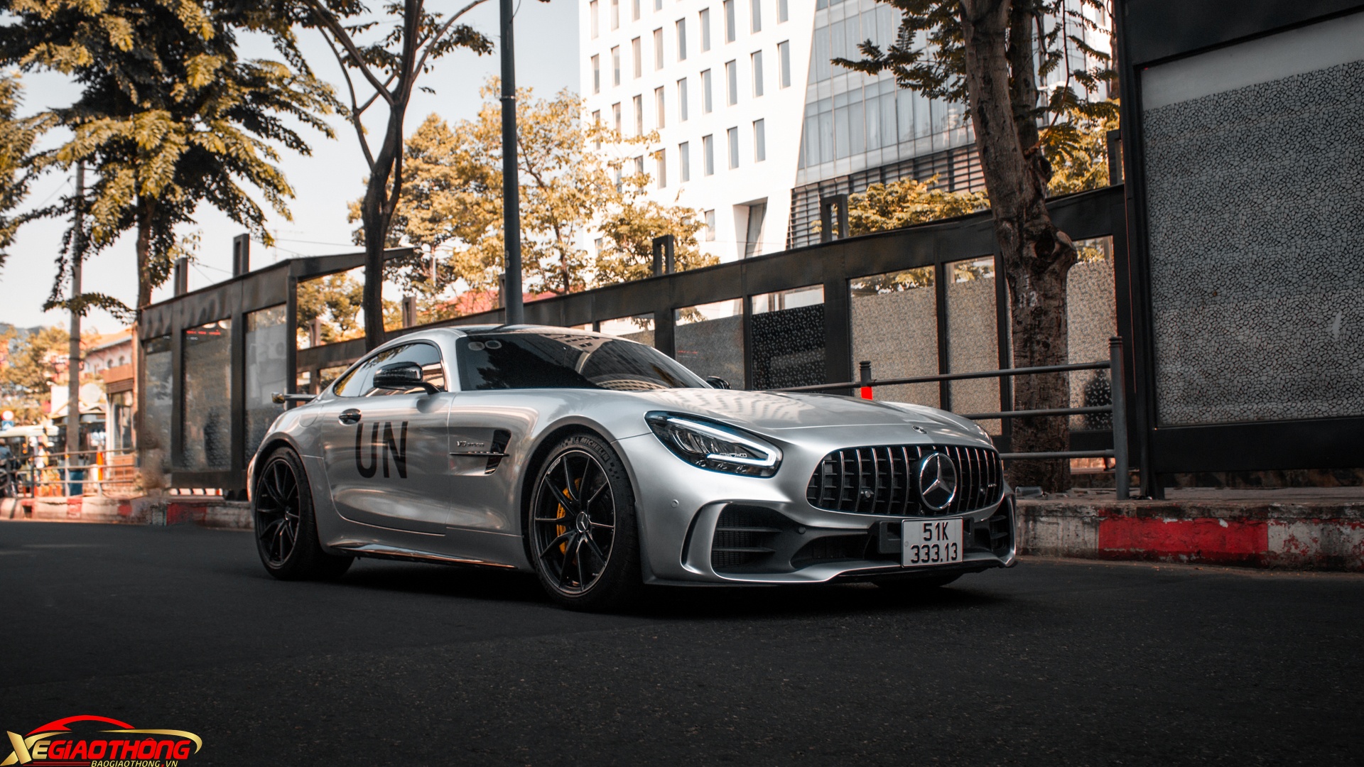 Tại Việt Nam, Mercedes-AMG GT R được phân phối chính hãng với giá 11,6 tỷ đồng, "mềm" hơn so với mức giá 16 tỷ đồng của các đơn vị nhập khẩu tư nhân