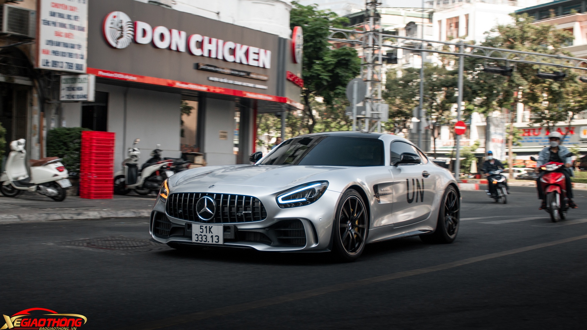 Nguyên bản, xe có màu sơn hàng “thửa” Designo Green Hell Magno đặc trưng của dòng xe hiệu năng cao này. Màu sơn xanh lá nhám này được Mercedes-AMG cho biết lấy cảm hứng từ đường đua Nurburgring với 2 rừng cây xanh mát bên đường, biệt danh của đường đua này là “Green Hell” (địa ngục xanh)