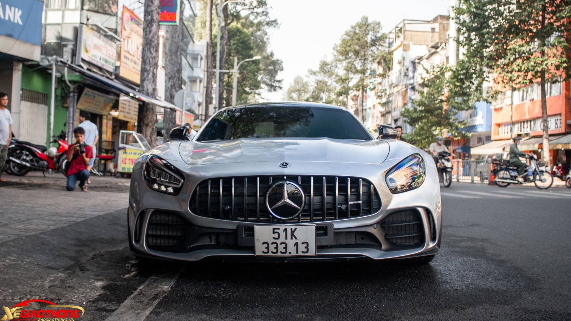 Cản trước của AMG GT R có sự khác biệt so với dòng GT Coupe. Cụ thể, xe đã được tăng hệ thống khí động học thông qua bộ chia gió trước và lưới tản nhiệt dạng Panamericana, đi kèm với đó là các thanh ngang mở rộng