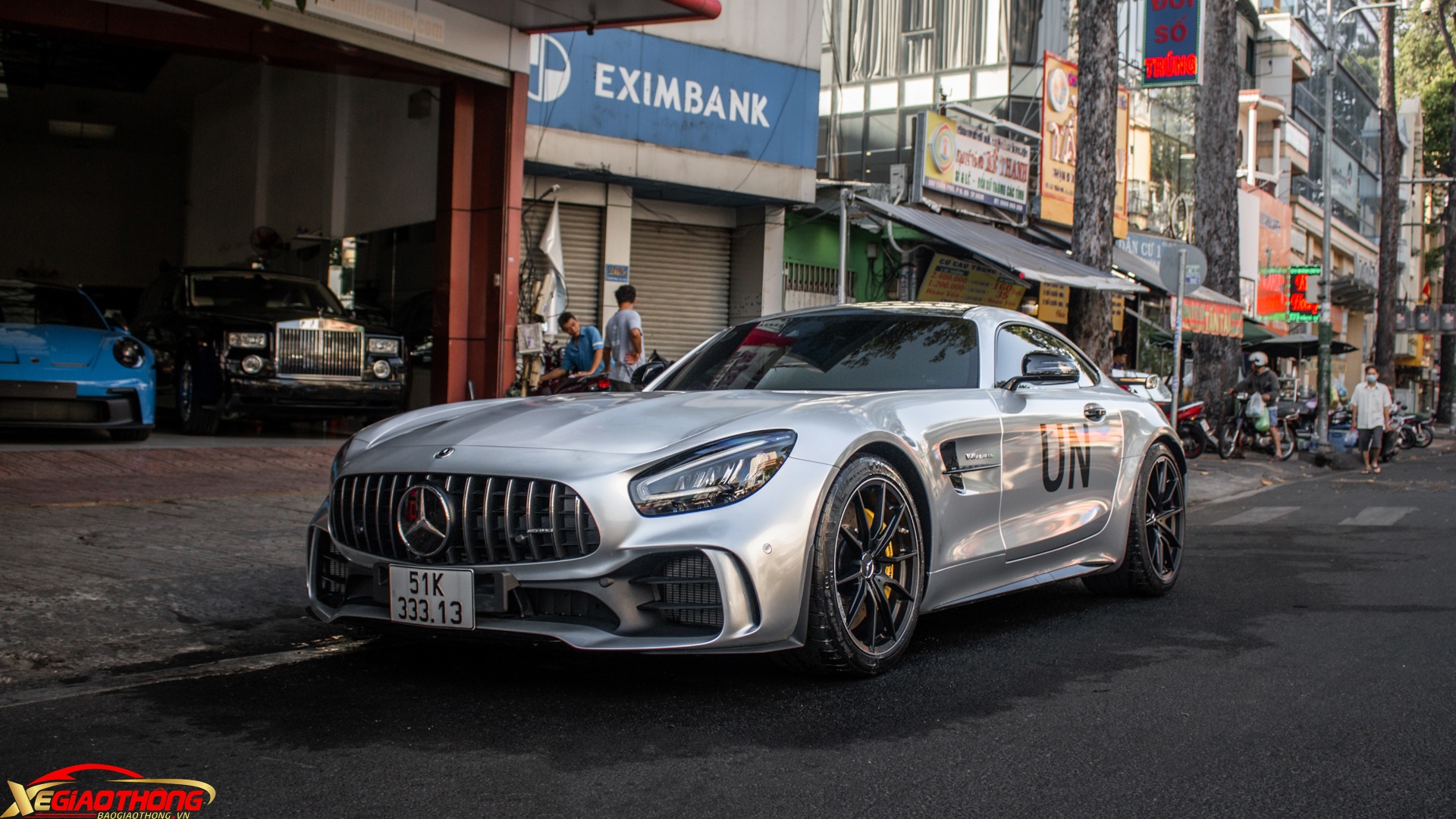 Đặc biệt hơn, đây là 1 trong 6 chiếc AMG GT R tại Việt Nam, trong đó 4 chiếc thuộc bản AMG GT R và 2 chiếc thuộc bản hiệu năng cao AMG GT R Pro. Chiếc AMG GTR trong bài cũng là 1 trong 2 chiếc được nhập khẩu theo diện chính hãng