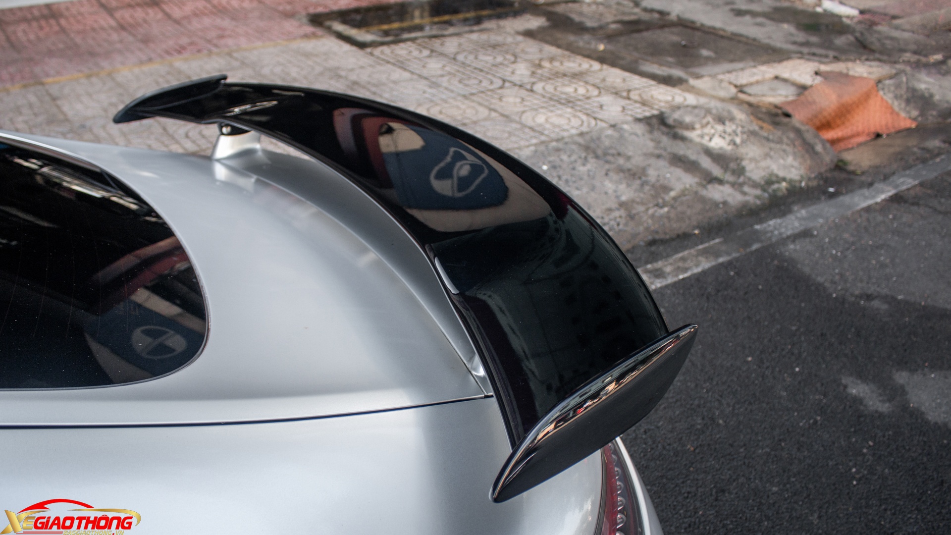 Ở phía sau xe, Mercedes đã quyết định thêm cho dòng AMG GT R một bộ cánh gió cố định cỡ lớn làm tăng tính khí động học