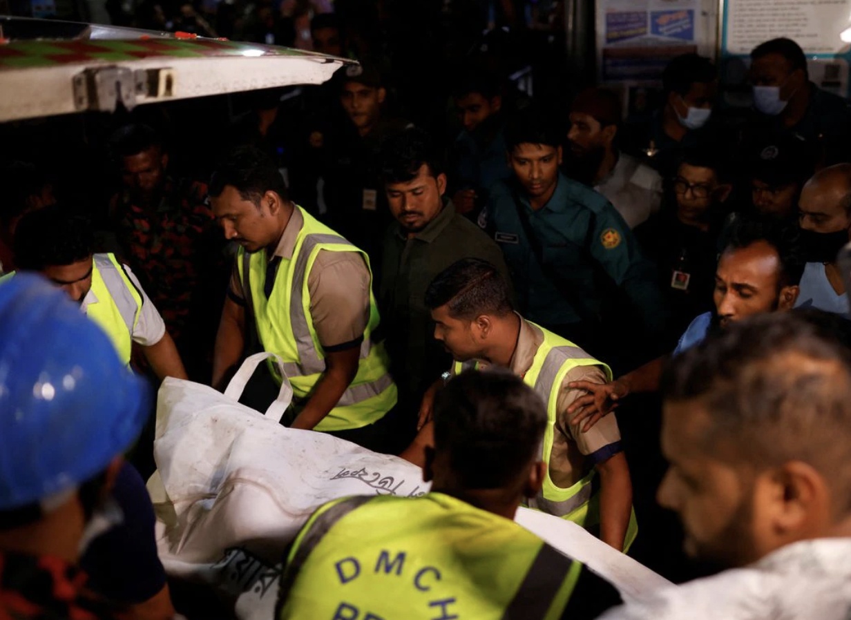 Vụ nổ khiến 17 người thiệt mạng và hơn 100 người bị thương. Những người này chủ yếu bị thương ở đầu, gãy xương...
Theo giới chức y tế, hàng trăm bác sĩ và y tác đã được huy động để điều trị cho các nạn nhân.