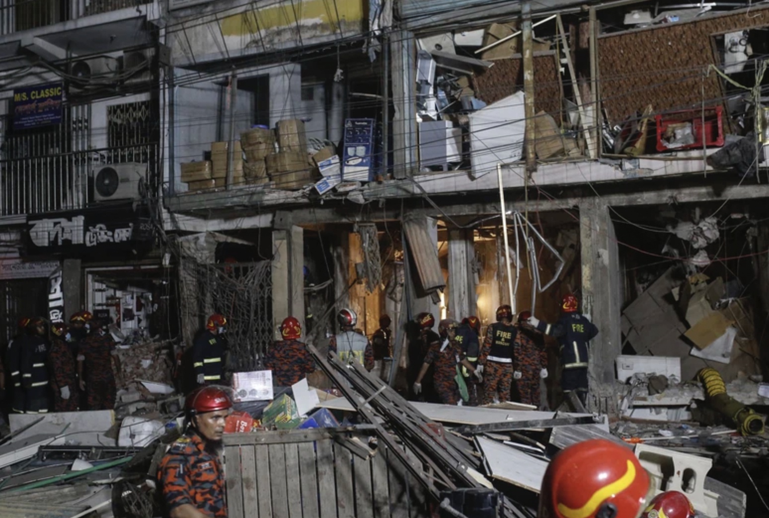 Nhiều hình ảnh tại hiện trường cho thấy toà nhà này và các cấu trúc gần đó đều bị hư hại, trên đường nhiều món hàng trong các cửa hàng bị bắn ra đầy đường.