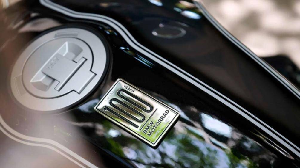 Phiên bản 100 năm của BMW R nineT không có nhiều khác biệt so với bản tiêu chuẩn, ngoài bộ phận bình xăng được sơn mạ crom