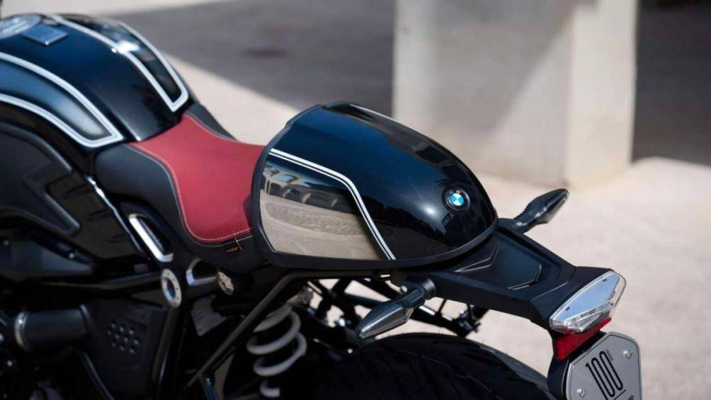 Phiên bản 100 năm R nineT có một số nâng cấp khác như ống phuộc màu đen, ghế ngồi, gương, cần số, xi-lanh phanh chính, kẹp phanh..