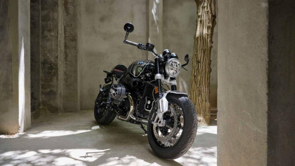 Về trang bị, xe có đèn pha và đèn báo rẽ thích ứng, hỗ trợ đảo chiều, điều khiển hành trình điện tử và tay nắm sưởi và các chế độ lái khác nhau