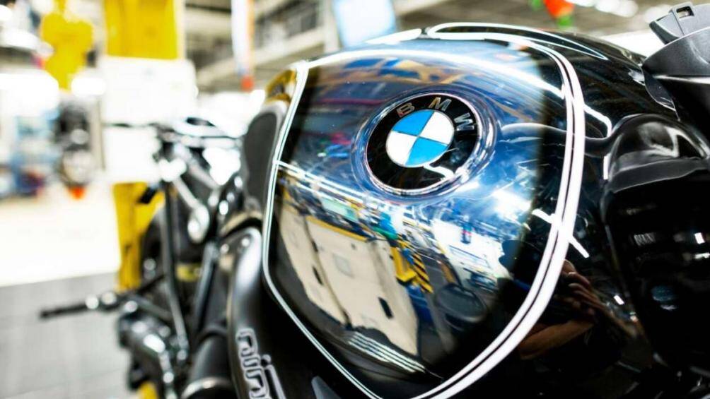 Nhà sản xuất cho biết, đây là công đoạn cực kỳ phức tạp, vì lớp crom này không thể sơn bằng loại sơn không dung môi