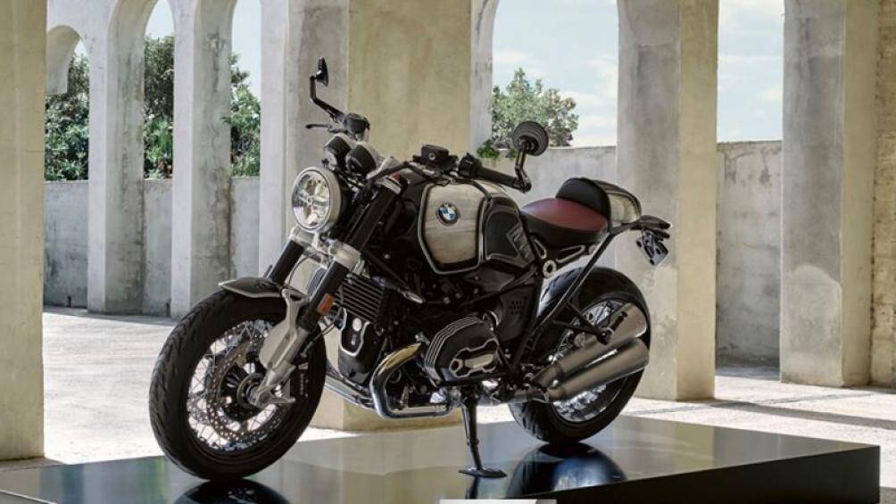 BMW đã phải ngâm nó trong bể mạ điện phân, thêm đồng và niken để lớp mạ crom có thể bám dính chắc và bền hơn