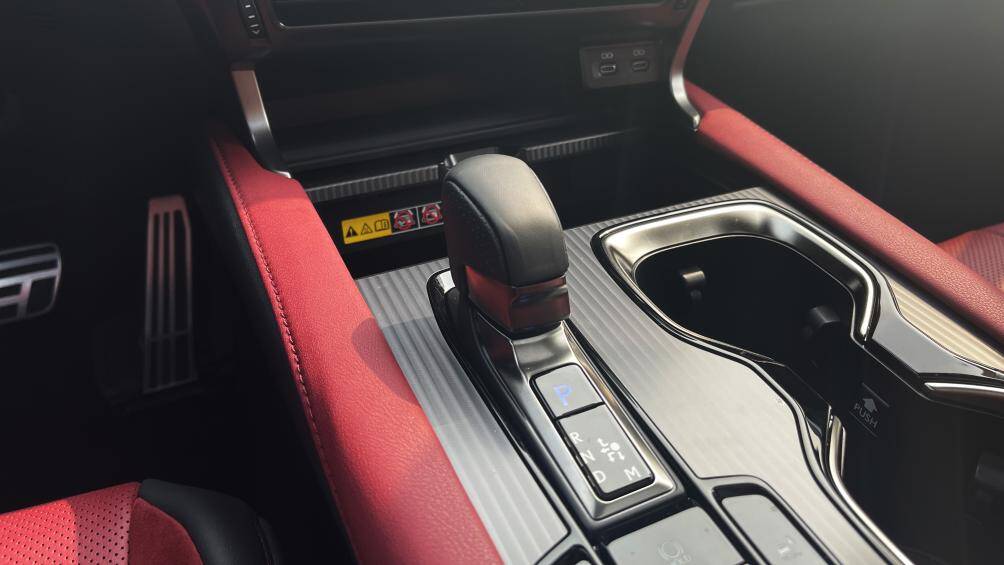 RX 2023 phiên bản 500h F-Sport có hệ thống hybrid song song hoàn toàn mới, sử dụng cùng động cơ tăng áp 2.4 lít. Hộp số tự động 6 cấp kết hợp mô-tơ điện, hệ thống dẫn động 4 bánh DIRECT4, bộ kẹp phanh 6 piston cùng hệ thống đánh lái phía sau…