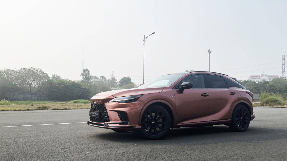 Lexus RX 500h F-Sport Performance 2023 vừa ra mắt tại Việt Nam thuộc thế hệ thứ 5 của dòng xe này, có giá bán 4,94 tỷ đồng