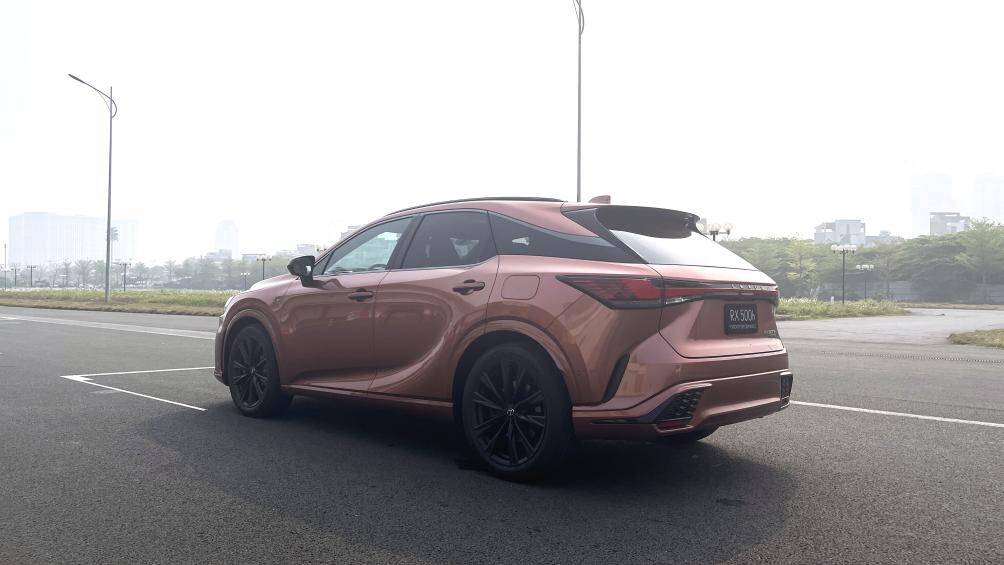 Xe sử dụng ngôn ngữ thiết kế mới với những đường nét ấn tượng hơn. Tổng thể xe chắc chắn nhờ chiều dài cơ sở lớn hơn 60 mm so với phiên bản cũ