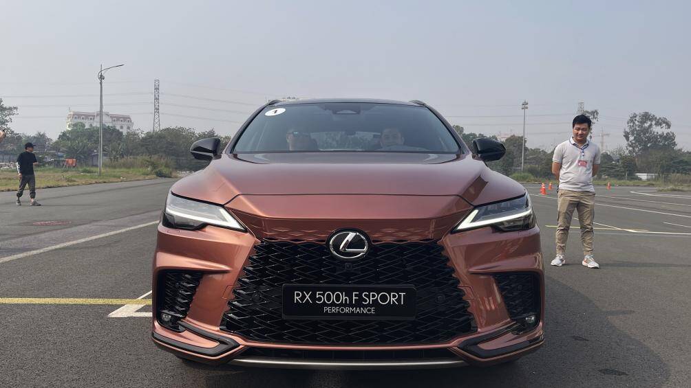 Lưới tản nhiệt lấy cảm hứng từ thiết kế con suốt không viền hiện đại, tạo sự giao thoa liền mạch với thân xe, đồng thời thể hiện sứ mệnh tiên phong trong kỷ nguyên điện hóa