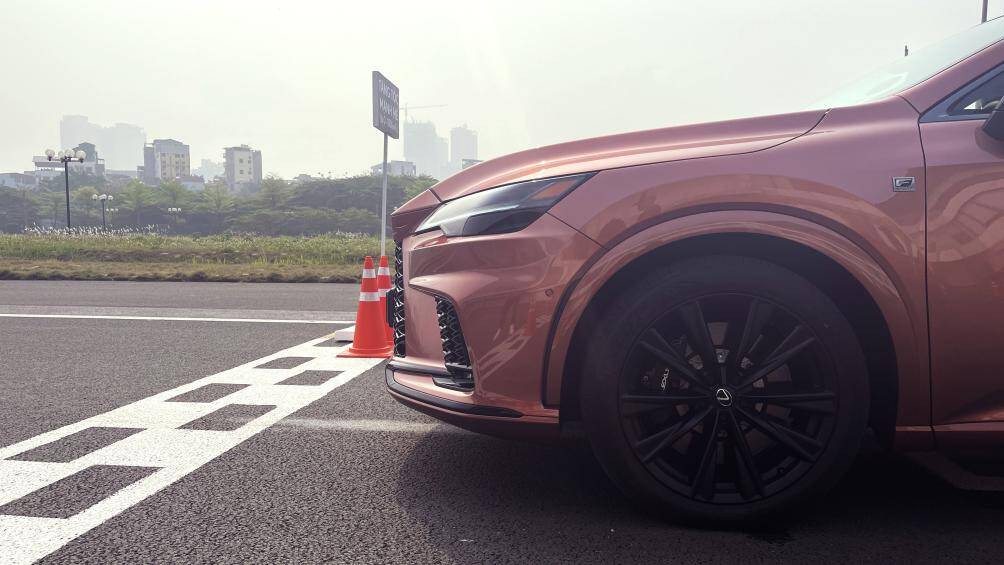 Khung thân sau có độ cứng cao được sử dụng để hỗ trợ hệ thống treo trong quá trình xe tăng/ giảm tốc và đánh lái. Sự gia tăng độ cứng trong các kết cấu liên kết của hệ thống treo cải thiện độ ổn định và độ chính xác của việc căn chỉnh bánh xe để tối đa hóa hiệu suất động lực học