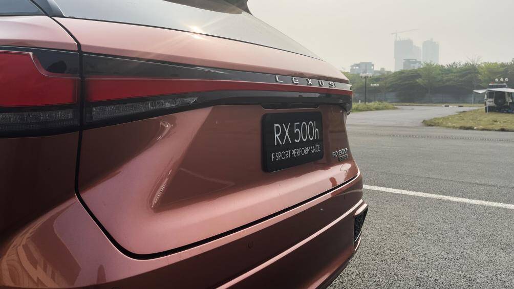 Để cải thiện khả năng vận hành, Lexus RX 2023 gia cường hệ thống khung gầm, trang bị nhiều công nghệ mới. Nền tảng GA-K cải tiến và hệ thống treo sau liên kết đa điểm mang khả năng vận hành ổn định trên mọi hành trình