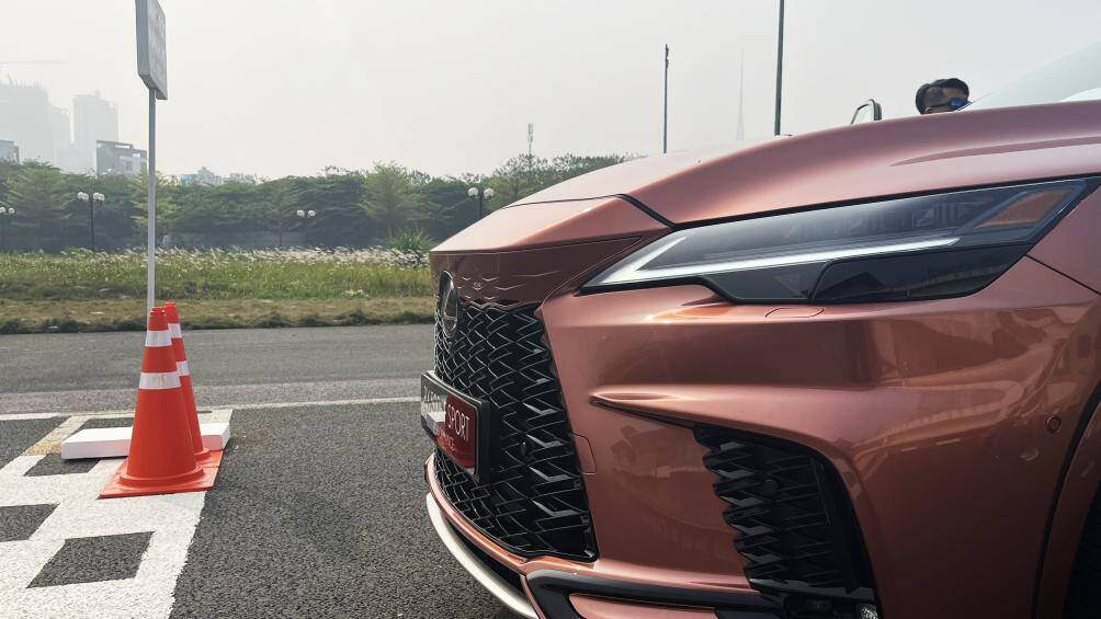 Công nghệ lái khí động học tiếp tục được phát triển, tối ưu hóa luồng không khí xung quanh phía trước xe, làm giảm giá trị hệ số cản và mang lại hiệu suất làm mát phanh tốt