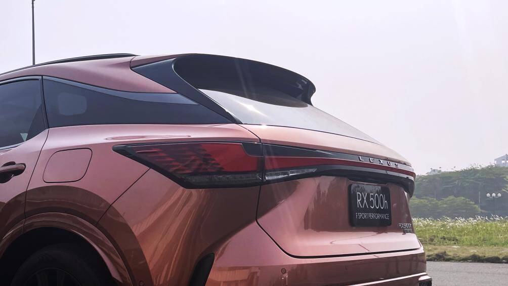 Lexus RX 2023 trang bị hệ thống an toàn Lexus Safety+ (LSS+3). LSS+3 duy trì những tính năng như hệ thống hỗ trợ theo dõi làn đường (LTA), hệ thống điều khiển hành trình chủ động (DRCC), hệ thống an toàn tiền va chạm (PCS)… Tính năng đỗ xe nâng cao mới được phát triển thêm với khả năng hỗ trợ đỗ xe song song. Ngoài tính năng đỗ xe lùi, giờ đây tính năng đỗ xe tiến cũng được hỗ trợ